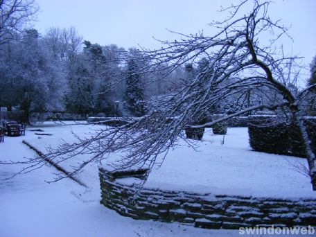Liddington Hotel fountain